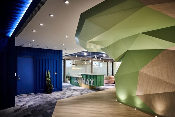 辦公空間家具規劃｜高雄國泰CDC總部，升降桌與商辦空間設計案例