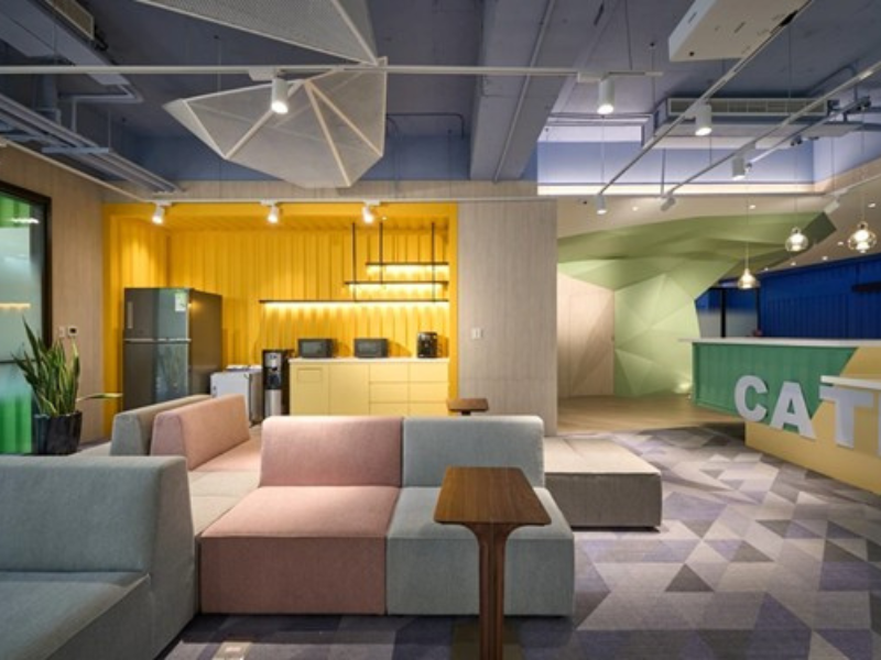 辦公空間家具規劃｜高雄國泰CDC總部，升降桌與商辦空間設計案例