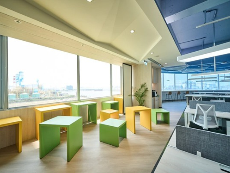 辦公空間家具規劃｜高雄國泰CDC總部，升降桌與商辦空間設計案例
