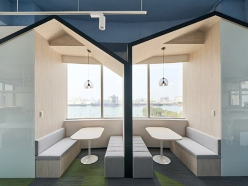 辦公空間家具規劃｜高雄國泰CDC總部，升降桌與商辦空間設計案例