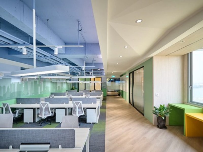 辦公空間家具規劃｜高雄國泰CDC總部，升降桌與商辦空間設計案例